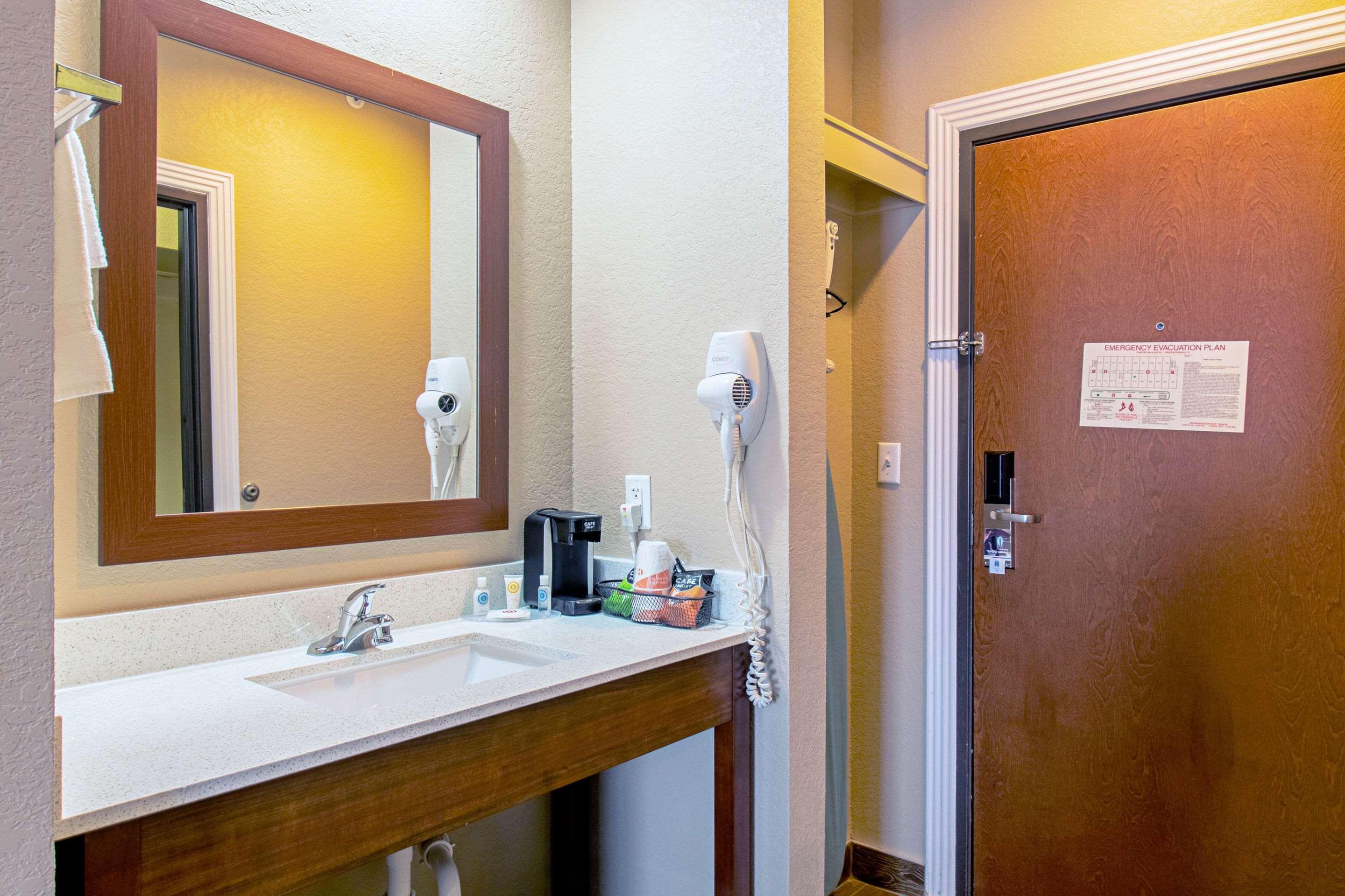 Comfort Inn & Suites And Suites Fredericksburg Ngoại thất bức ảnh