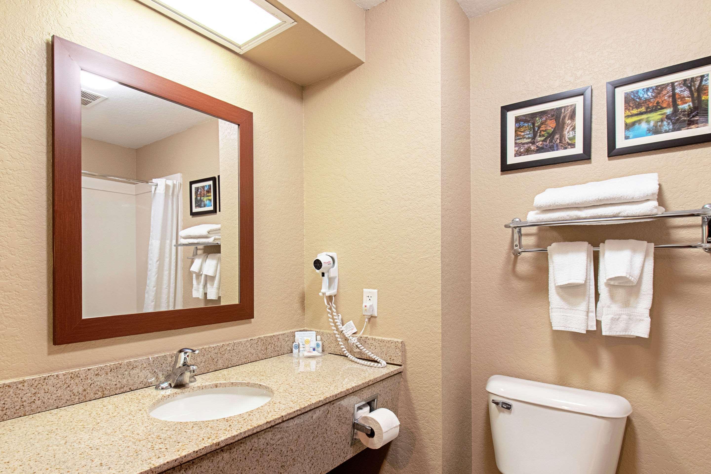 Comfort Inn & Suites And Suites Fredericksburg Ngoại thất bức ảnh